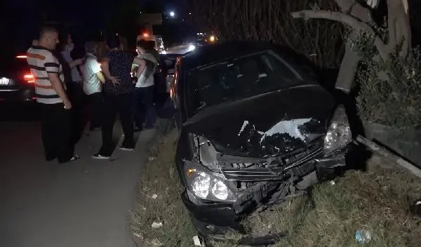 ARNAVUTKÖY'DE 2 OTOMOBİLİN ÇARPIŞTIĞI KAZADA ANNE VE 2 OĞLU YARALANDI