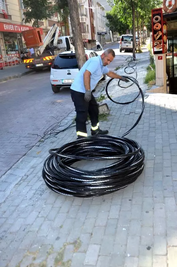 AVCILAR'DA ELEKTRİK KESİNTİSİ VE HATTAKİ ŞİDDETLİ PATLAMALARA TEPKİ