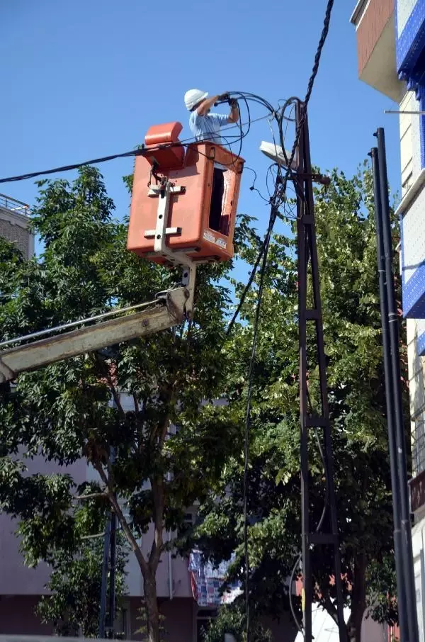 AVCILAR'DA ELEKTRİK KESİNTİSİ VE HATTAKİ ŞİDDETLİ PATLAMALARA TEPKİ