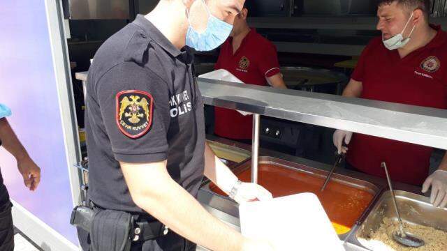 Emniyet'ten vatandaşın ihtiyacına jet hızıyla cevap! 5 bin kişi kapasiteli mutfak tırı kuruldu