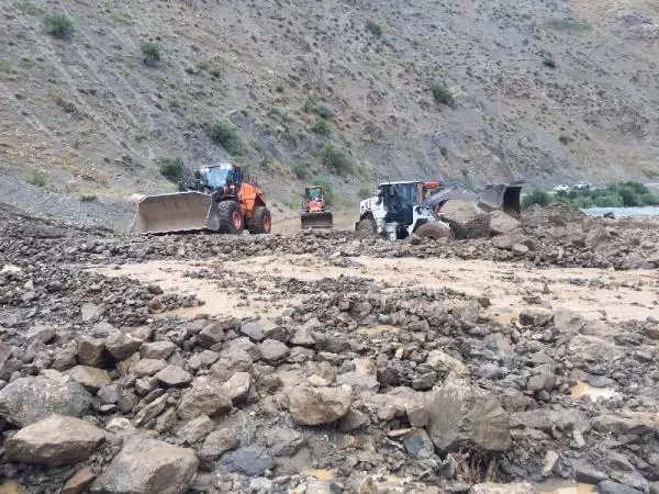 Hakkari kara yolu heyelan nedeniyle kapandı