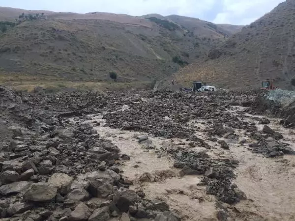 Hakkari kara yolu heyelan nedeniyle kapandı