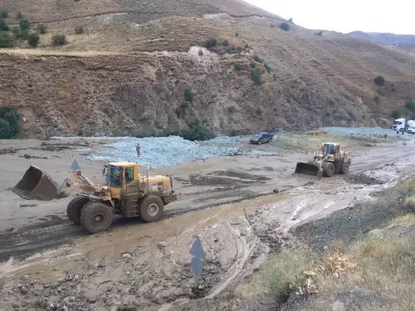 Hakkari kara yolu heyelan nedeniyle kapandı