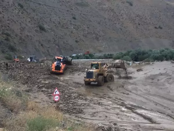 Hakkari kara yolu heyelan nedeniyle kapandı