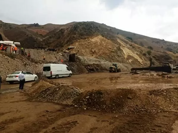 Hakkari kara yolu heyelan nedeniyle kapandı