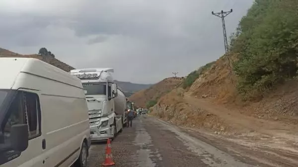 Hakkari kara yolu heyelan nedeniyle kapandı