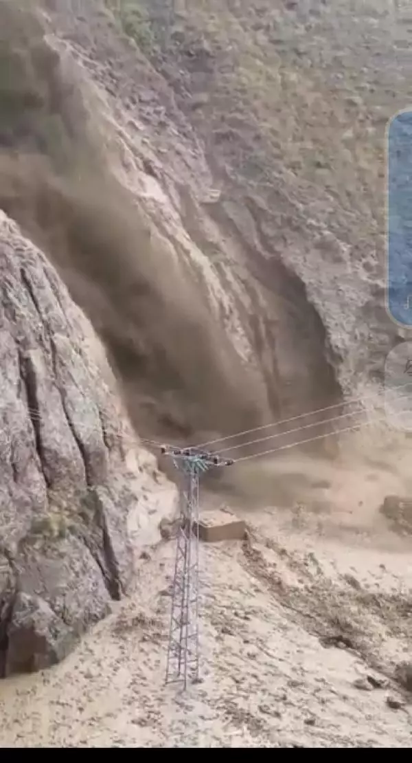 Hakkari kara yolu heyelan nedeniyle kapandı