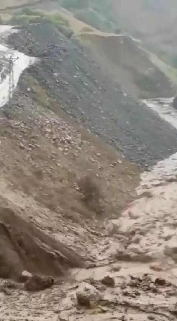 Hakkari kara yolu heyelan nedeniyle kapandı