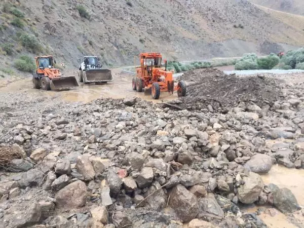 Hakkari kara yolu heyelan nedeniyle kapandı