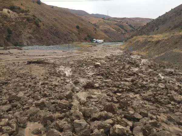 Hakkari kara yolu heyelan nedeniyle kapandı