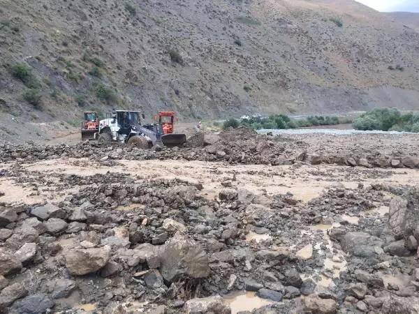 Hakkari kara yolu heyelan nedeniyle kapandı