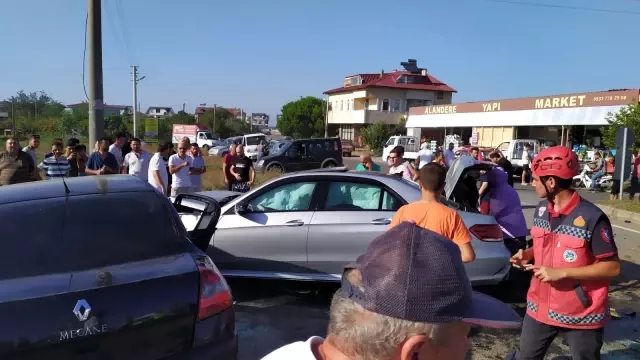 İki araç kavşakta kafa kafaya çarpıştı: 1 ölü, 5 yaralı