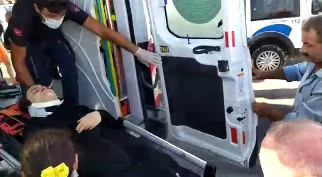 İki araç kavşakta kafa kafaya çarpıştı: 1 ölü, 5 yaralı