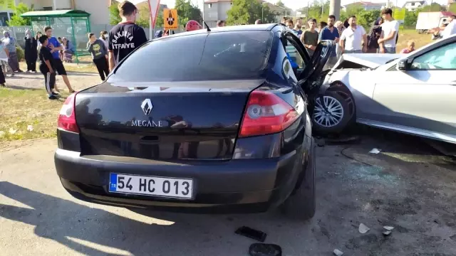 İki araç kavşakta kafa kafaya çarpıştı: 1 ölü, 5 yaralı