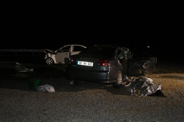 Son dakika haber | İki otomobil kafa kafaya çarpıştı: 3 ölü, 4 yaralı -  Haberler