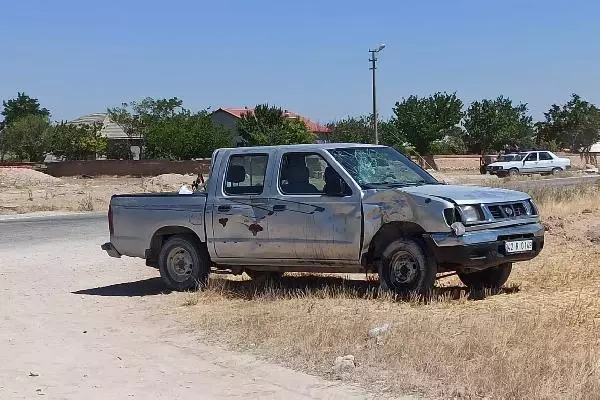KAMYONETLE ÇARPIŞAN MOTOSİKLETTE BABA YARALANDI; 1 OĞLU ÖLDÜ, 1 OĞLU YARALI