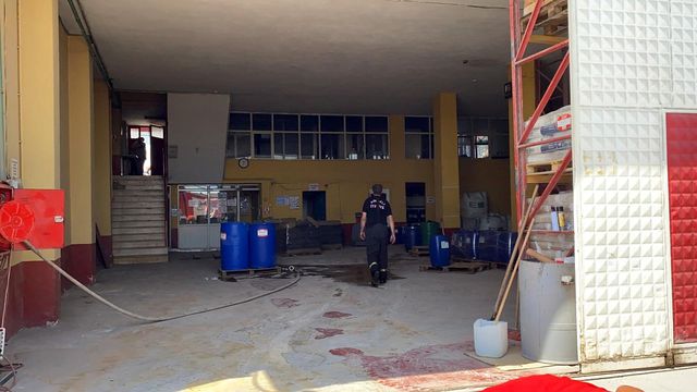 kimyasal maddelerin bulundugu fabrika alevler 10 14304353 o
