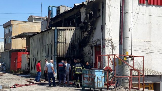 kimyasal maddelerin bulundugu fabrika alevler 2 14304353 o