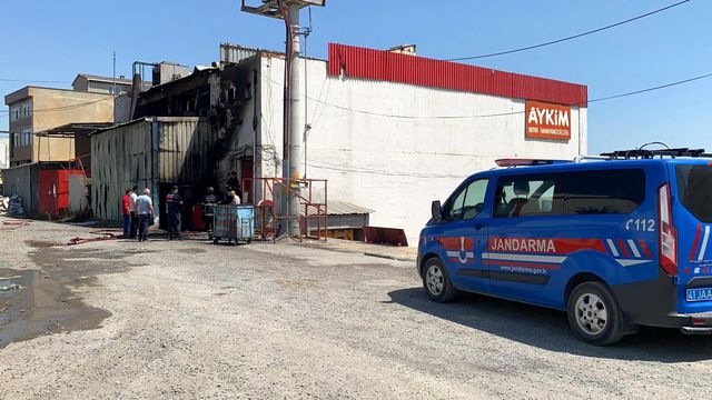 kimyasal maddelerin bulundugu fabrika alevler 7 14304353 o