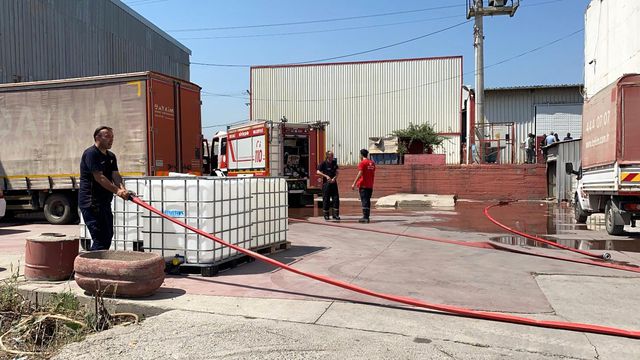 kimyasal maddelerin bulundugu fabrika alevler 9 14304353 o