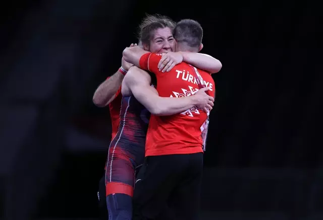 Milli güreşçi Yasemin Adar, 2020 Tokyo Olimpiyat Oyunları'ndaki bronz madalya mücadelesinde Kazak Aiperi Medet Kyzy'i yenerek madalyanın sahibi oldu.