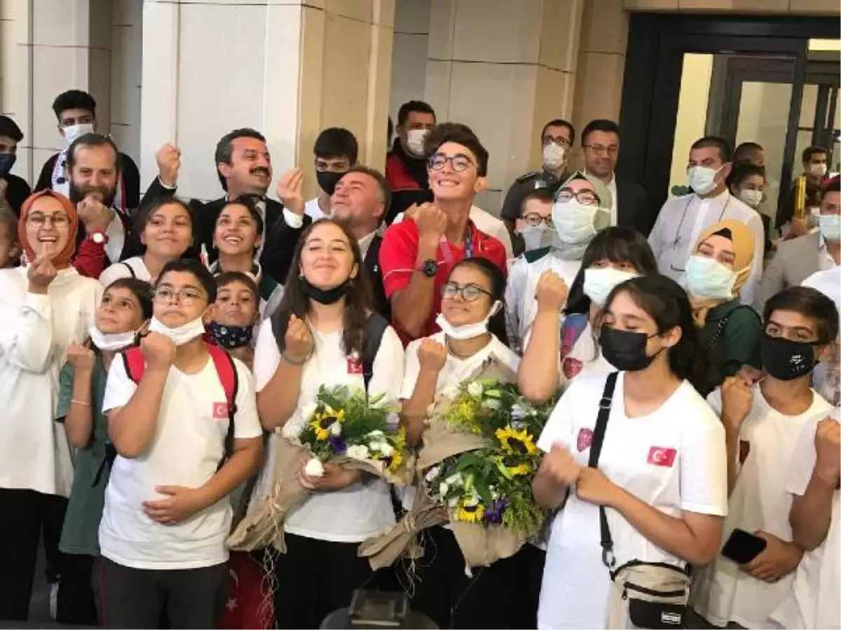 Olimpiyat şampiyonu milli okçu Mete Gazoz'a coşkulu karşılama