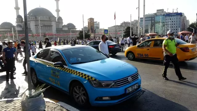 Arıza yapan ticari taksi Taksim Meydanı'nı dumana boğdu