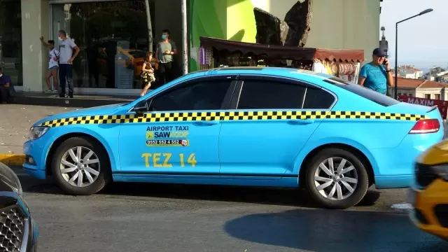 Arıza yapan ticari taksi Taksim Meydanı'nı dumana boğdu