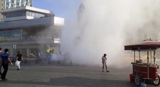 Arıza yapan ticari taksi Taksim Meydanı'nı dumana boğdu Arıza yapan ticari taksi Taksim Meydanı'nı dumana boğdu