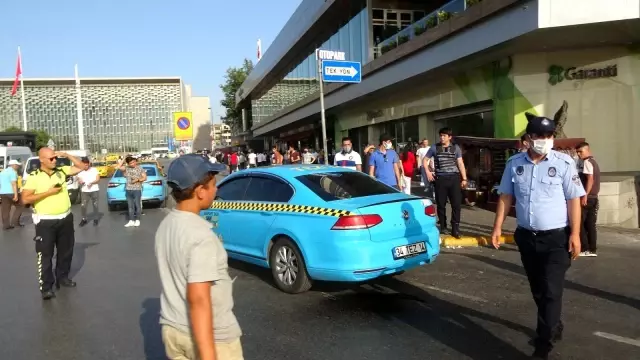 Arıza yapan ticari taksi Taksim Meydanı'nı dumana boğdu