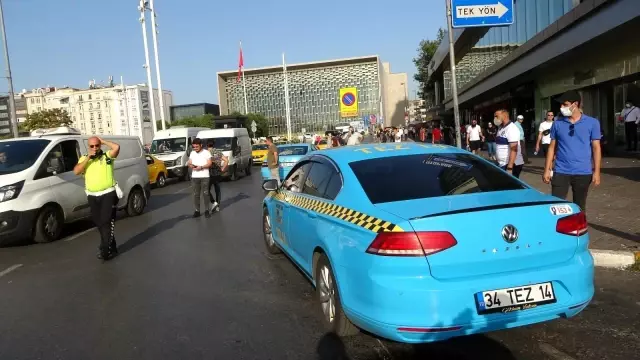 Arıza yapan ticari taksi Taksim Meydanı'nı dumana boğdu