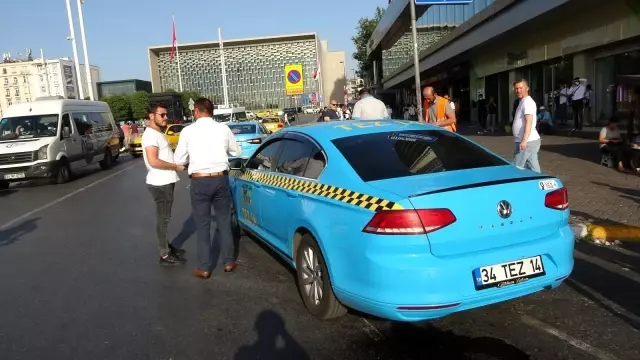 Arıza yapan ticari taksi Taksim Meydanı'nı dumana boğdu
