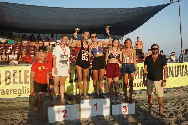 La emoción internacional del voleibol de playa deportivo tuvo lugar en Teherán