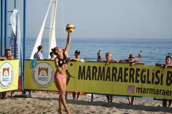 La emoción internacional del voleibol de playa deportivo tuvo lugar en Teherán