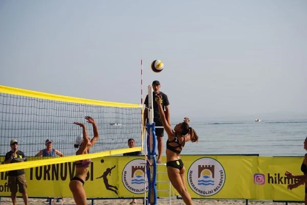 La emoción internacional del voleibol de playa deportivo tuvo lugar en Teherán