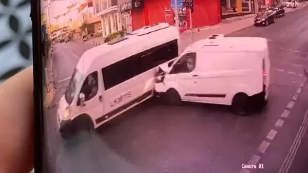 Son dakika haberleri! İSTANBUL-ÜMRANİYE'DE SERVİS MİNİBÜSÜ KAZASI GÜVENLİK KAMERASINDA 1 ÖLÜ, 5 YARALI