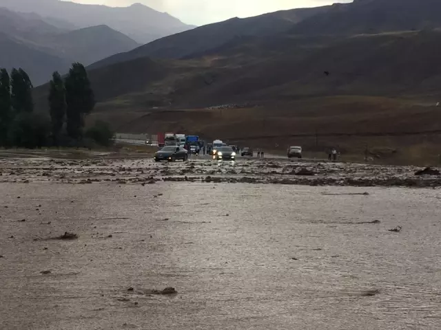 Van'da aşırı yağışlar sürüyor! Hakkari kara yolu ulaşıma kapandı