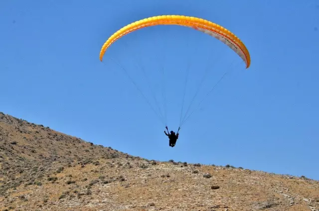 Yamaç paraşütçüleri ve paramotor tutkunları gökyüzünü renklendirdi