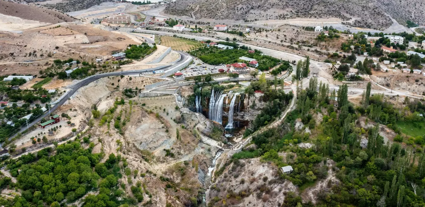 Yerli ve yabancı turistlerden çevresi yenilenen Tortum Şelalesi'ne yoğun ilgi