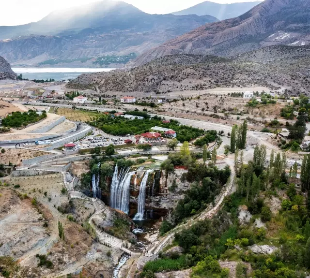Yerli ve yabancı turistlerden çevresi yenilenen Tortum Şelalesi'ne yoğun ilgi