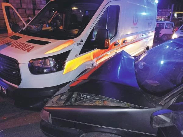 Adıyaman'da ambulans ile araba çarpıştı: 3 yaralı
