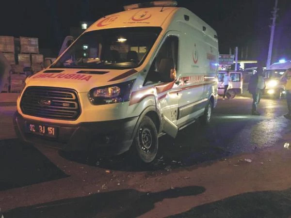 Adıyaman'da ambulans ile araba çarpıştı: 3 yaralı
