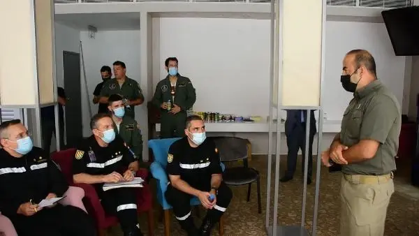 Alevlerin ilerlediği marinadaki yatlar ve tekneler açığa demirledi (4)