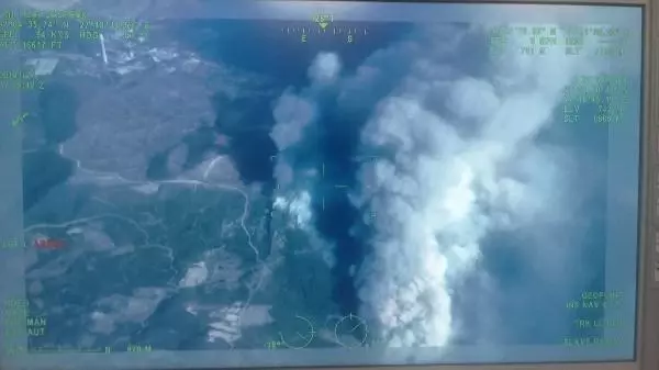 Alevlerin ilerlediği marinadaki yatlar ve tekneler açığa demirledi (4)