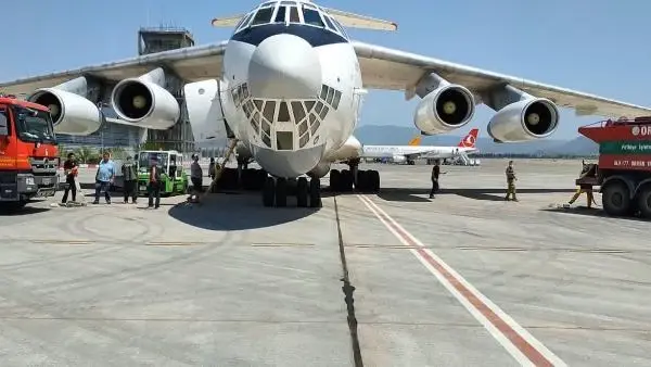 Alevlerin ilerlediği marinadaki yatlar ve tekneler açığa demirledi (4)