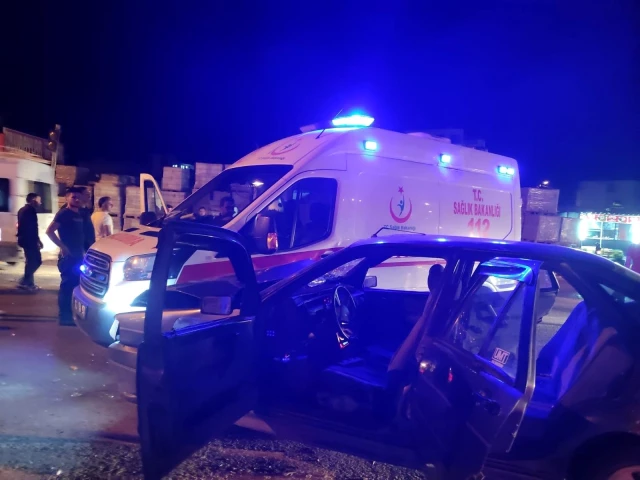 Ambulans ile araba çarpıştı: 3 yaralı