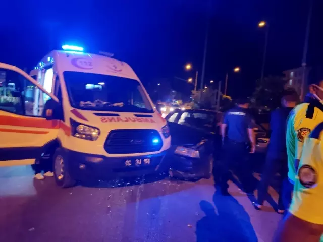 Ambulans ile araba çarpıştı: 3 yaralı