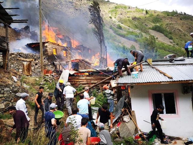 Artvin Yusufeli'nde yangın: Kısa sürede büyüdü, 10'a yakın ev yandı