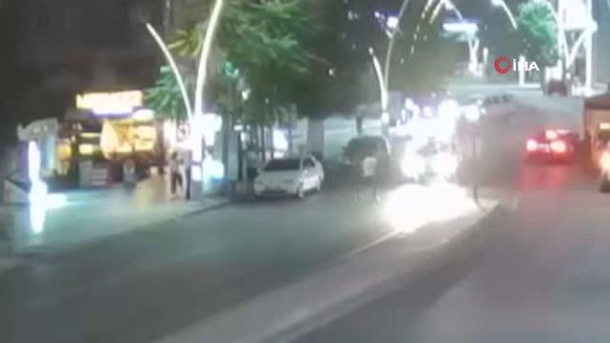 Son dakika haberleri | Bir garip kaza...Otomobilin çarptığı yaya metrelerce böyle fırladı