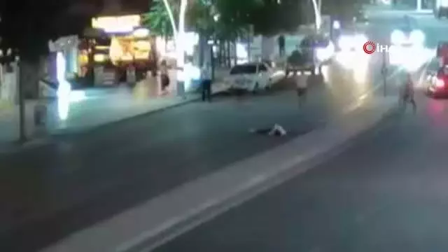Son dakika haberleri | Bir garip kaza...Otomobilin çarptığı yaya metrelerce böyle fırladı